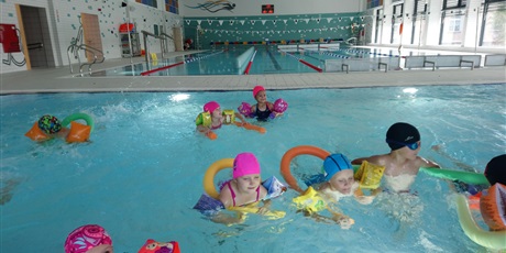 Powiększ grafikę: nauka-plywania-dzieci-z-grupy-iii-na-nowym-basenie-9917.jpg