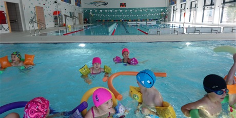 Powiększ grafikę: nauka-plywania-dzieci-z-grupy-iii-na-nowym-basenie-9918.jpg