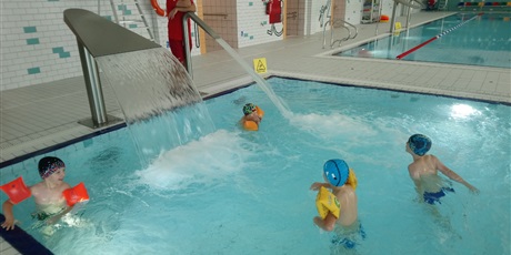 Nauka pływania dzieci z grupy III na nowym basenie